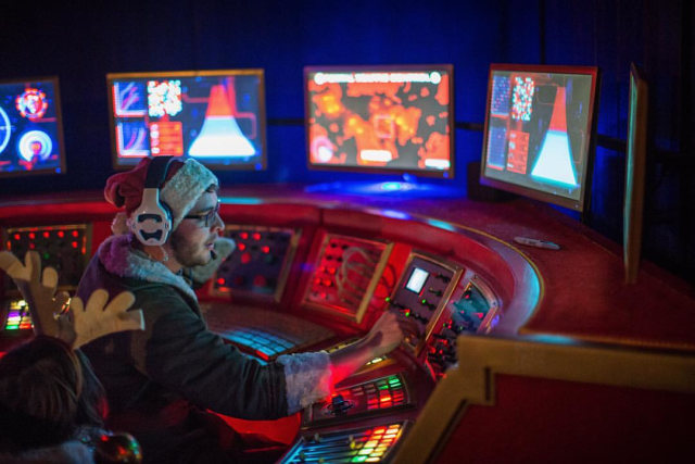 Ilustrasi Petugas Air Traffic Controller Sedang Bekerja (Foto: Flickr / Aaron Belford)