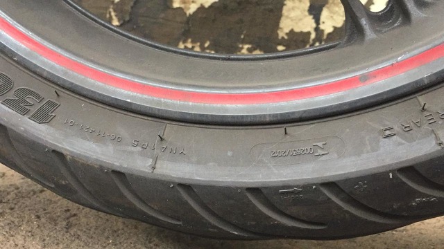 Ilustrasi celah antara velg dan ban motor (Foto: Aditya Pratama Niagara/kumparanOTO)