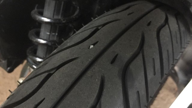 Kerikil yang menempel di celah alur ban motor (Foto: Aditya Pratama Niagara/kumparanOTO)