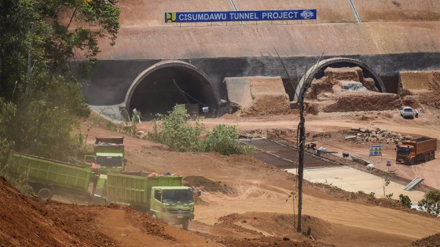 Suasana pembangunan proyek jalan tol Cileunyi-Sumedang-Dawuan (Cisumdawu) di Pamulihan, Kabupaten Sumedang, Jawa Barat. (Foto: ANTARA FOTO/Raisan Al Farisi)