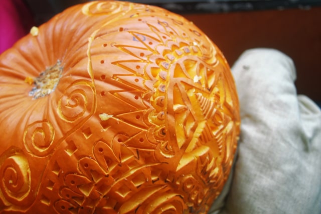 Seni mengukir buah pada buah labu (Foto: Pixabay)