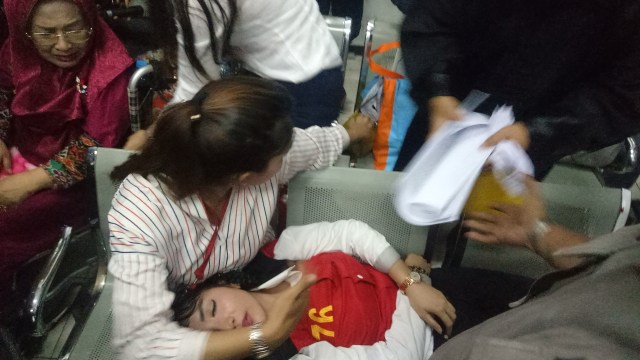 Roro Fitria pingsan usai mendengar pembacaan tuntutan oleh jaksa di PN Jaksel (Foto: Aria Pradana/kumparan)