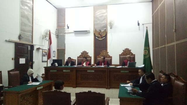 Roro Fitria pingsan usai mendengar pembacaan tuntutan oleh jaksa di PN Jaksel (Foto: Aria Pradana/kumparan)