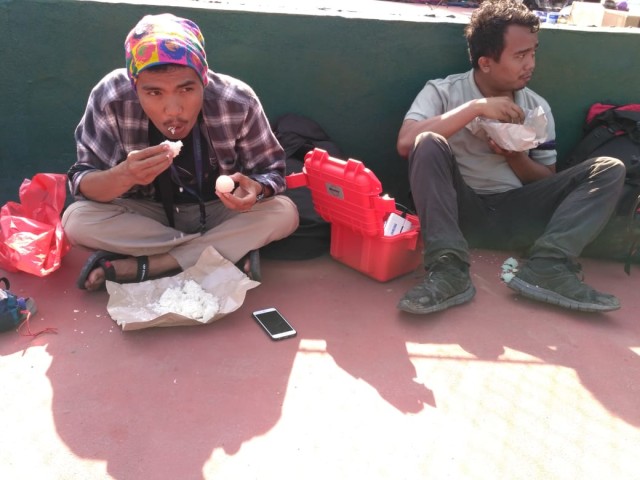 Eben dan Mirsan makan dengan nasi dan telur rebus di Palu. (Foto: Istimewa)