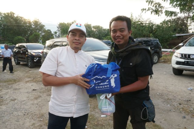 Mirsan menerima ayam goreng dari mas Asydhad. (Foto: Istimewa)