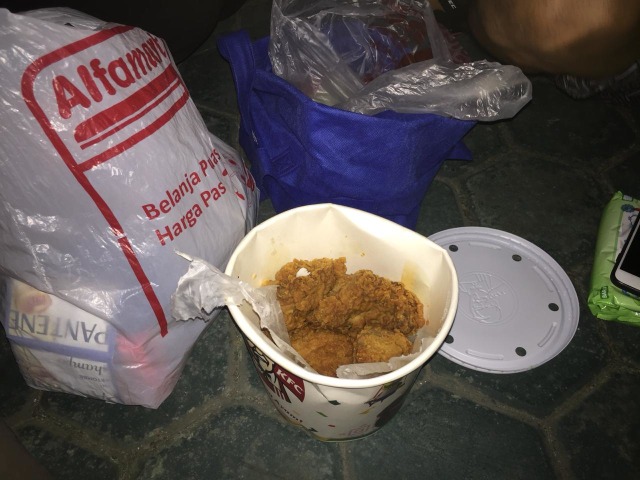 Ayam goreng pesanan Mirsan, dari Pemred kumparan. (Foto: Istimewa)