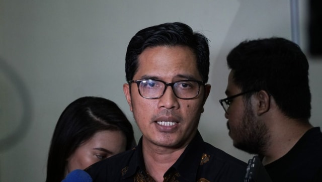 Juru bicara KPK Febri Diansyah memberikan keterangan kepada wartawan terkait OTT pegawai Dirjen Pajak di Ambon, Kamis (4/10). (Foto: Nugroho Sejatih/kumparan)