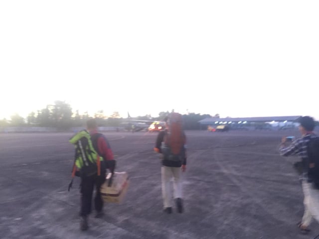 Eben dan Mirsan berangkat ke Palu naik Hercules. (Foto: Istimewa)