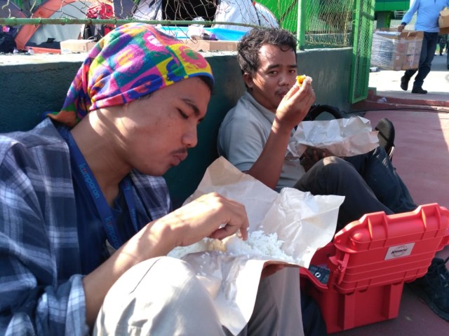Eben dan Mirsan makan nasi putih dan telur. (Foto: Istimewa)