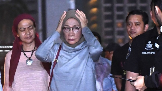 Aktivis Ratna Sarumpaet (tengah) tiba di Mapolda Metro Jaya untuk menjalani pemeriksaan di Jakarta, Kamis (4/10).  (Foto: ANTARA FOTO/Akbar Nugroho Gumay)