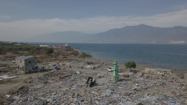 Suasana jalan di Palu Utara pasca gempa berkekuatan 7,4 Magnitudo dan tsunami yang menghancurkan bangunan di wilayah tersebut. (Foto: Jamal Ramadhan/kumparan)