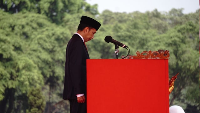 Presiden Joko Widodo memimpin upacara di HUT ke-73 TNI di Cilangkap. Foto: Helmi Afandi/kumparan