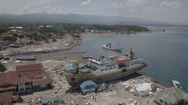 KM. Sabuk Nusantara milik Dishub terdampar di pesisir pantai pasca gempa bumi dan tsunami di Kab. Donggala, Palu, Sulawesi Tengah. (Foto: Jamal Ramadhan/kumparan)