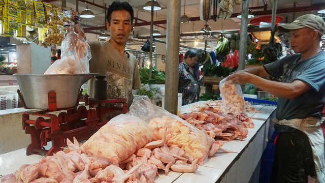 Suasana penjualan daging ayam di pasar Senen, Jakarta. Foto: Irfan Adi Saputra/kumparan