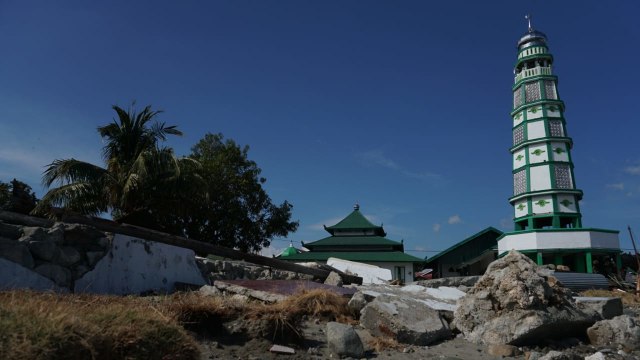 Suasana hancur disekitar Masjid Al Amiin tetap berdiri setelah diterjang tsunami di Kampung Malambora, Kabupaten Donggala, Sulawesi Tengah. (Foto: Jamal Ramadhan/kumparan)