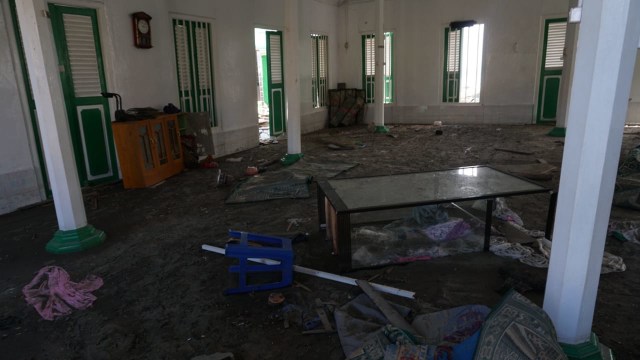 Masjid Al Amiin yang dipenuhi lumpur dan tetap berdiri setelah diterjang tsunami di Kampung Malambora, Kabupaten Donggala, Sulawesi Tengah. (Foto: Jamal Ramadhan/kumparan)