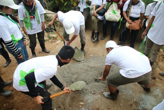 com-Sobat Air ADES ikut membangun bak penampungan air bersih di Nteweng, NTT (Foto: Ades)