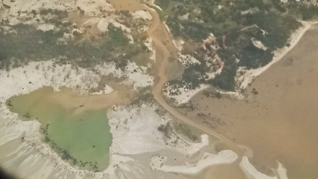 Bekas tambang timah di pesisir pantai Pangkalpinang, Bangka Belitung. Foto: Angga Sukmawijaya/kumparan