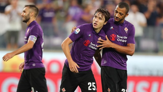 Federico Chiesa merayakan gol bersama Vitor Hugo. Foto: Getty Images/Gabriele Maltinti