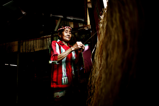 Perempuan Dayak Benuaq memintal benang (Foto: Dok. Honda Tranggono)
