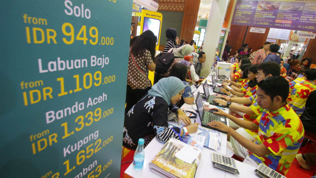 Suasana pengunjung di Garuda Indonesia Travel Fair 2018.
 (Foto: ANTARA FOTO/Rivan Awal Lingga)