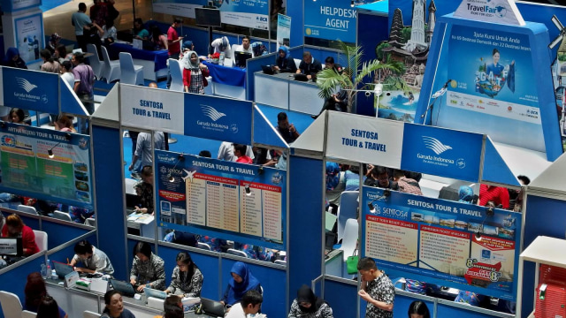 Calon konsumen memadati stan agen perjalanan pada Garuda Indonesia Travel Fair (GATF), di Semarang, Jawa Tengah, Jumat (5/10).  (Foto: ANTARA FOTO/R. Rekotomo)