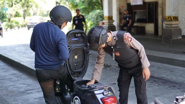 Gegana dan Anjing Pelacak Sterilisasi Tempat Pertemuan  IMF-WB (1)