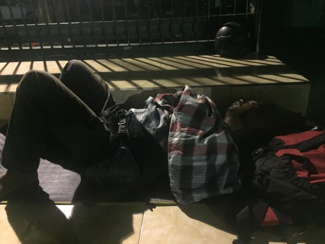 Mirsan tidur nyenyak di teras markas Korem, usai berjalan berkilo-kilo meter. (Foto: Istimewa)