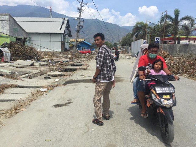 Eben memulai liputan dengan berjalan kaki. (Foto: Istimewa)