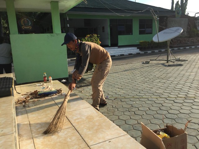 Eben membersihkan teras markas Korem, tempat dia beristirahat. (Foto: Istimewa)