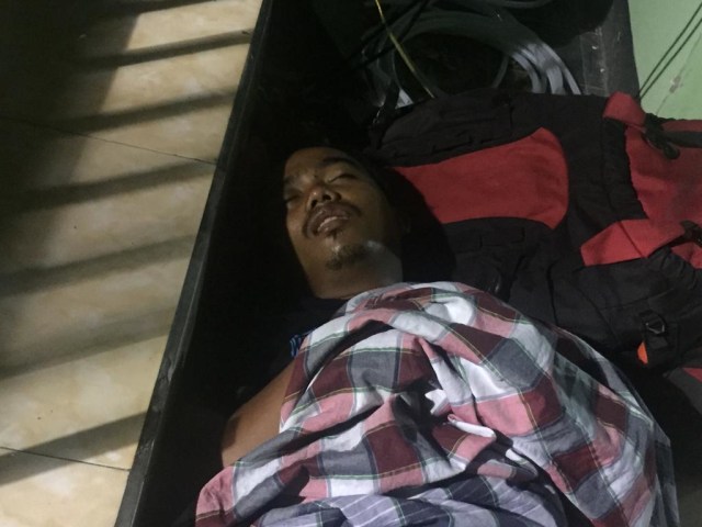 Mirsan tidur nyenyak di teras markas korem usai jalan berkilo-kilo meter (Foto: Istimewa)