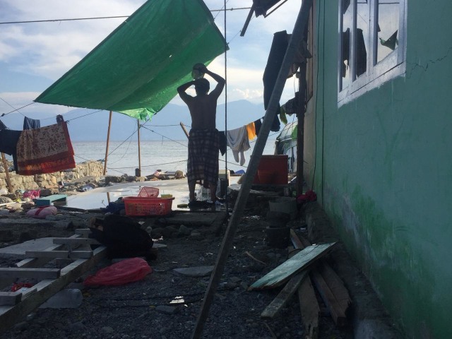 Setelah 4 hari di Palu, Mirsan akhirnya bisa mandi. (Foto: Istimewa)