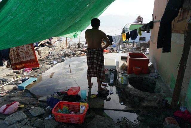 Setelah 4 hari di Palu, Mirsan akhirnya bisa mandi. (Foto: Istimewa)