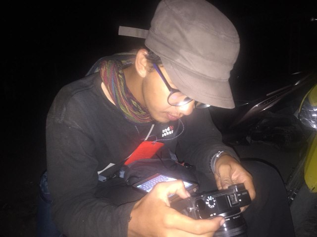 Jamal tetap bekerja, meski gelap. (Foto: Istimewa)