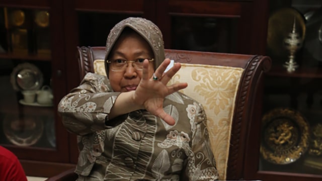 Risma Lepas Tim Relawan Pilihan ke Palu. (Foto: Phaksy Sukowati/kumparan)