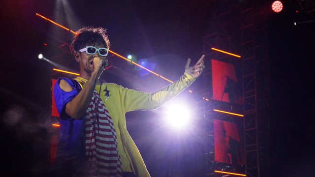 Aksi panggung The Upstairs di Synchronize Fest 2018 (Foto: Iqbal Firdaus/kumparan)