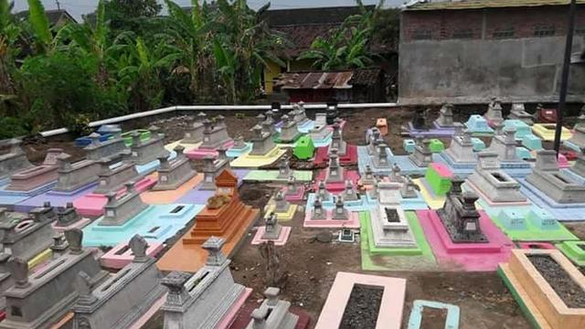 Cerita Unik : Kuburan Warna Warni yang Tak Lagi Bersuasana Seram