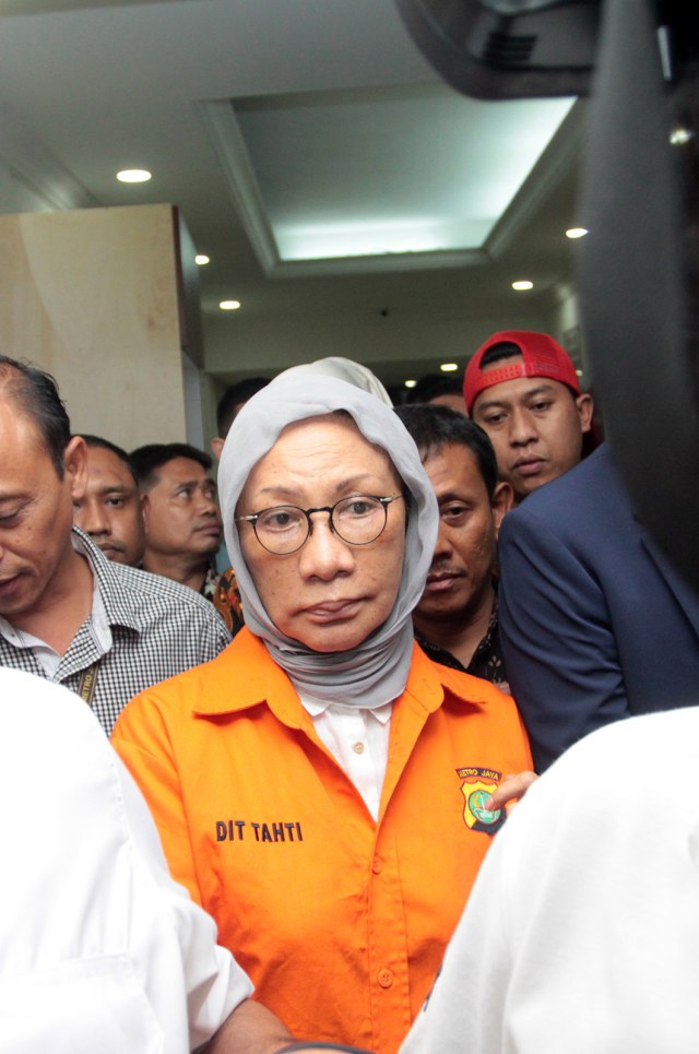 Aktivis Ratna Sarumpaet (tengah) dengan rompi tahanan usai menjalani pemeriksaan di Dirkrimum Polda Metrojaya, Jakarta, Jumat (5/10). (Foto: ANTARA FOTO/Reno Esnir)