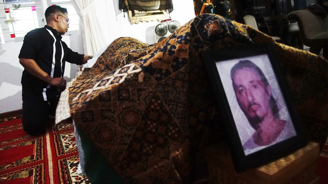 Kerabat melayat jenazah aktor senior Rudy Wowor di rumah duka di Perumahan Pesona Khayangan, Depok, Jawa Barat. (Foto: ANTARA FOTO/ Kahfie Kamaru)