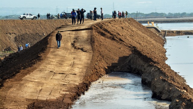 Tanggul Lapindo sepanjang 200 meter ambles di titik 67 Gempol Sari, dengan kedalaman sekitar 5 meter akibat meluapnya lumpur. Foto: ANTARA FOTO/Umarul Faruq