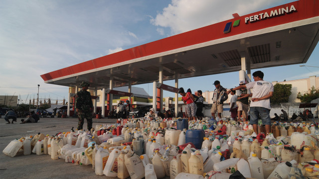 Suasana antrean BBM di salah satu SPBU di Palu, Sulawesi Tengah. (Foto: ANTARA FOTO/Basri Marzuki)