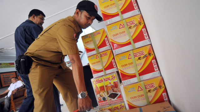 Petugas mengumpulkan bantuan paket rendang di posko bantuan bencana gempa dan tsunami Palu dan Donggala, di Kantor BPBD Sumatera Barat. (Foto: ANTARA FOTO/Iggoy el Fitra)
