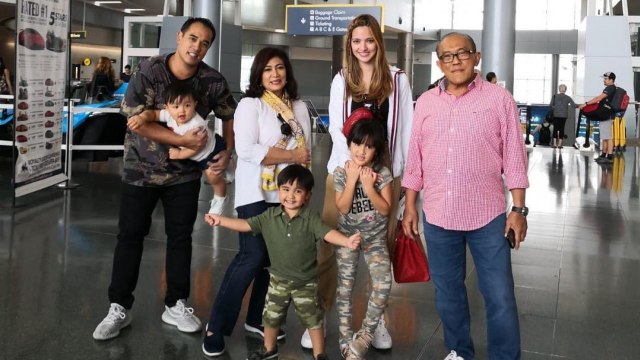 Nia Ramadhani dan keluarga Bakrie. (Foto: Instagram/@ramadhaniabakrie)