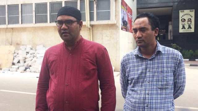 Anak Ratna Sarumpaet Muhammad Iqbal Alhany (kiri)) dan Ibrahim Alhany (kanan) datang ke Polda Metro Jaya, Sabtu (6/10/2018). (Foto: Ferry Fadhlurrahman/kumparan)