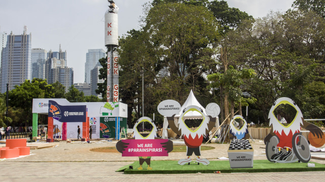 Pekerja menyelesaikan stan pendukung kegiatan Asian Para Games 2018 di komplek GBK, Jakarta, Jumat (5/10). Asian Para Games 2018 akan berlangsung pada 6-13 Oktober 2018. (Foto: ANTARA FOTO/Galih Pradipta)