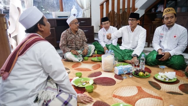 Sandi bersama warga di pondok pesantren Sidogiri. (Foto: Dok. Tim Sandiaga Uno)