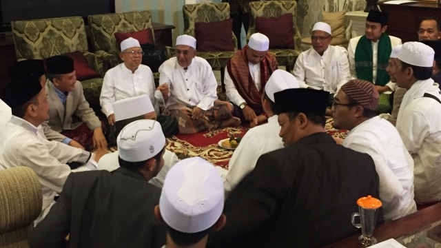 Calon Wakil Presiden Ma’ruf Amin bertemu dengan rombongan habib dan ulama di Rumah Situbondo, Jakarta Pusat, Sabtu (6/10/2018). (Foto: Fachrul Irwinsyah/kumparan)