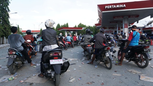 Antrean panjang saat mengisi BBM di SPBU Kota Palu. (Foto: Jamal Ramadhan/kumparan)