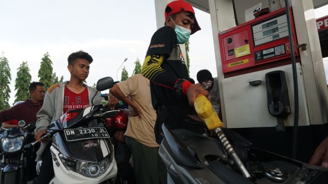 Petugas mengisi BBM di SPBU Kota Palu. (Foto: Jamal Ramadhan/kumparan)