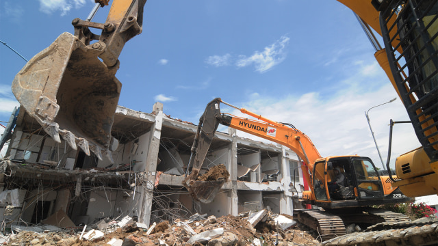 Sejumlah alat berat menyingkirkan reruntuhan gedung Rumah Sakit Anutapura yang rubuh dan amblas di Palu, Sulawesi Tengah. (Foto: ANTARA FOTO/Basri Marzuki)